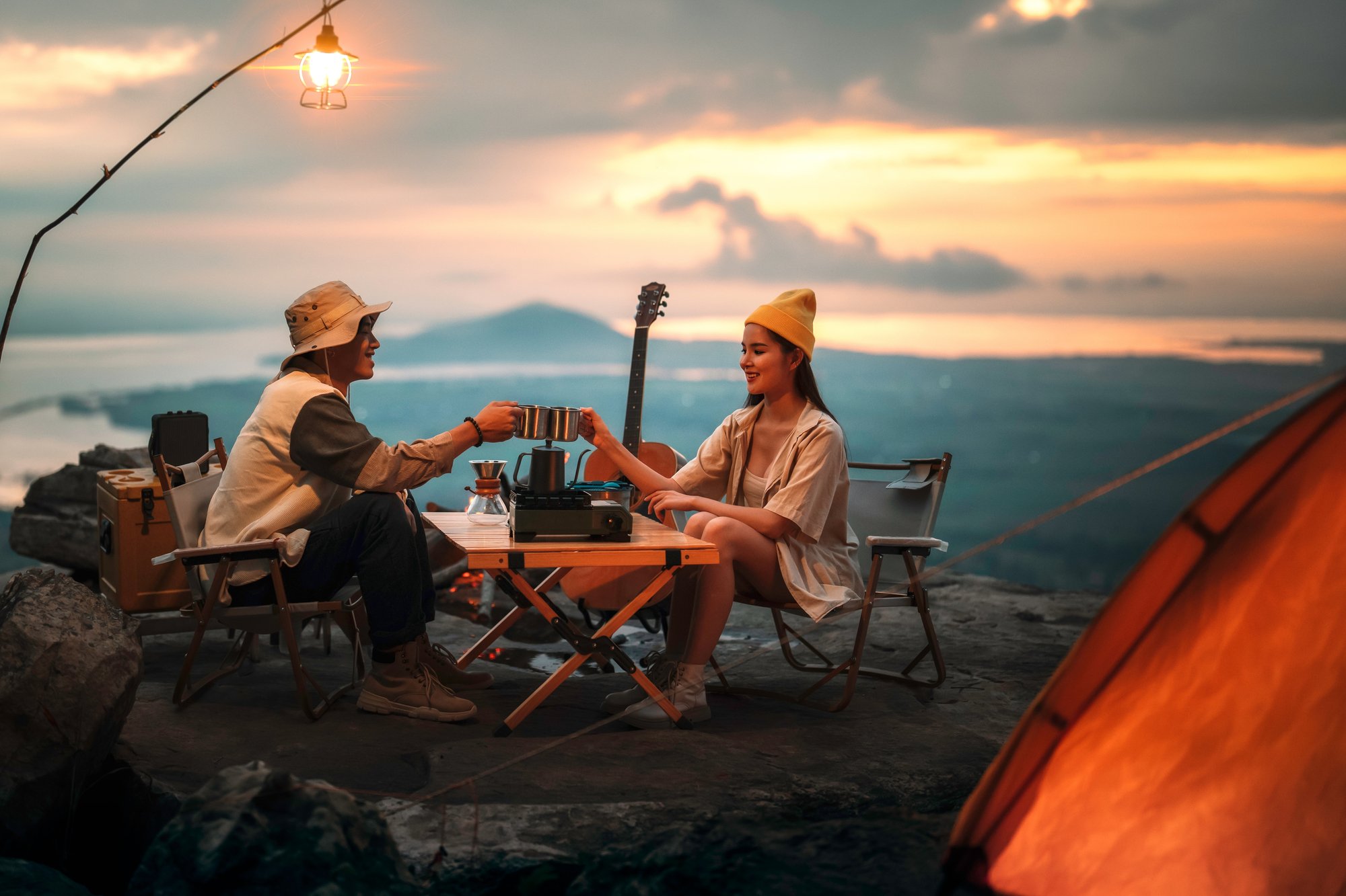 Deux personnes en camping Deux personnes en camping