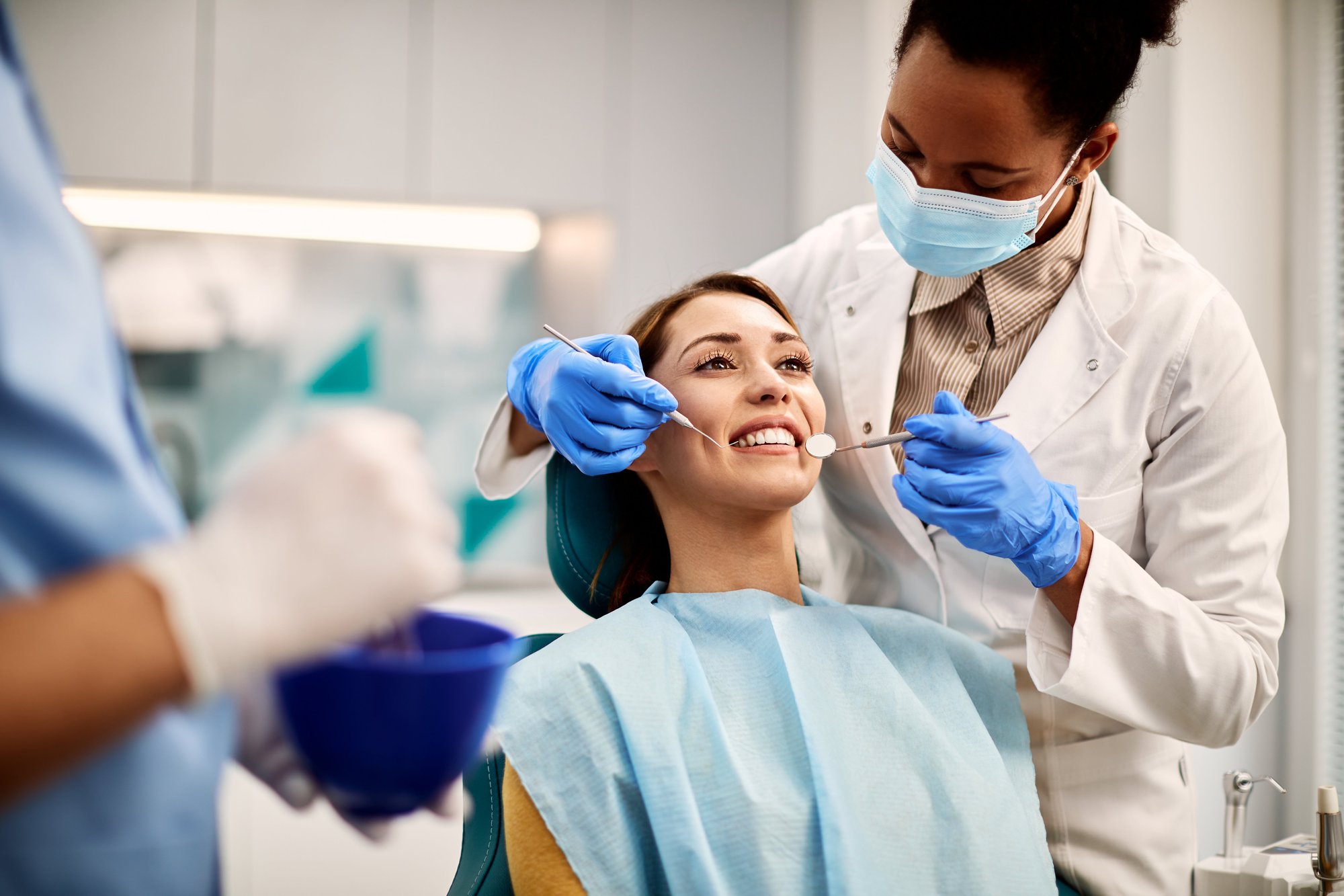 Femme se faisant nettoyer les dents Femme se faisant nettoyer les dents
