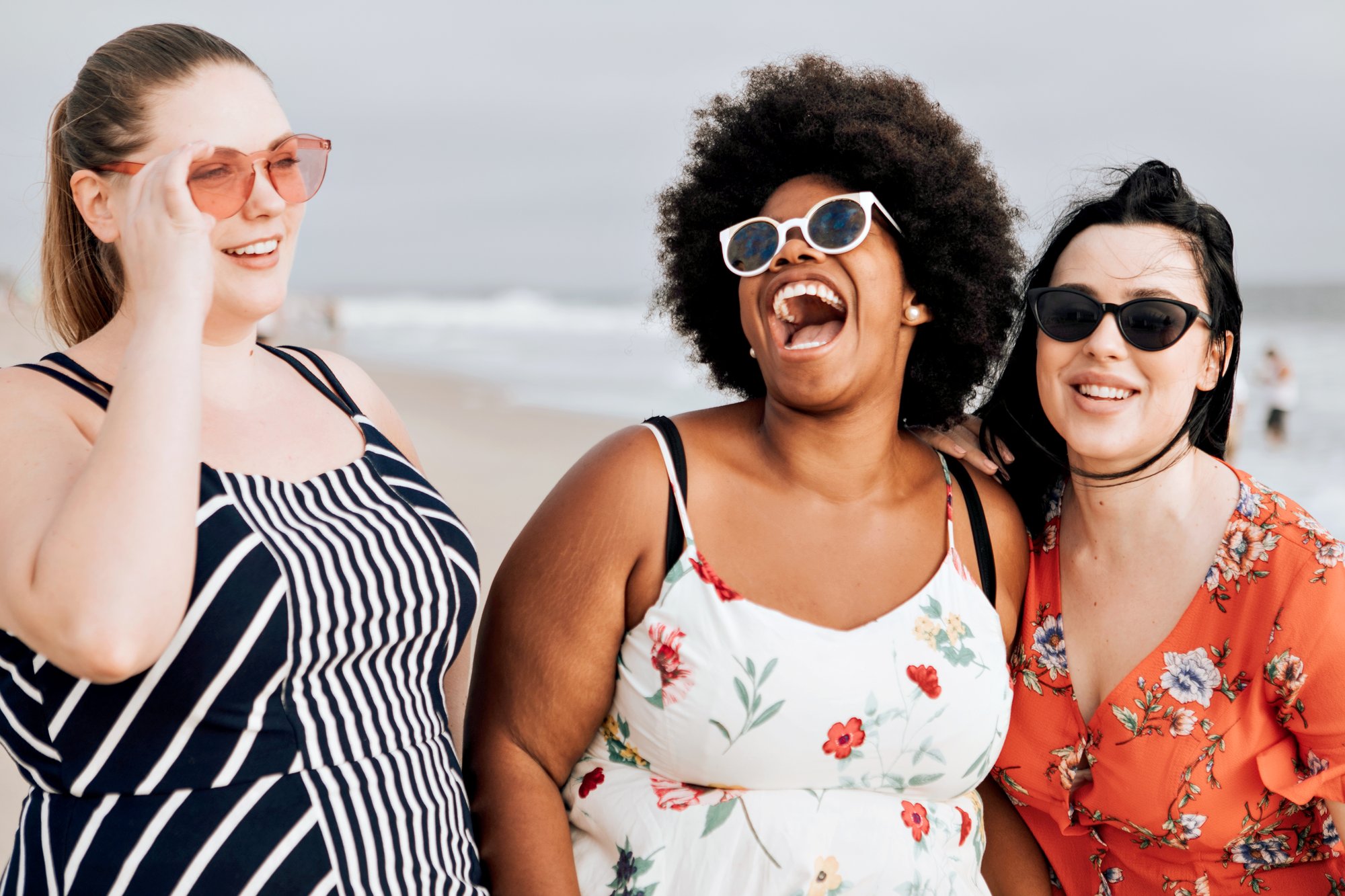 Trois femmes souriantes Trois femmes souriantes