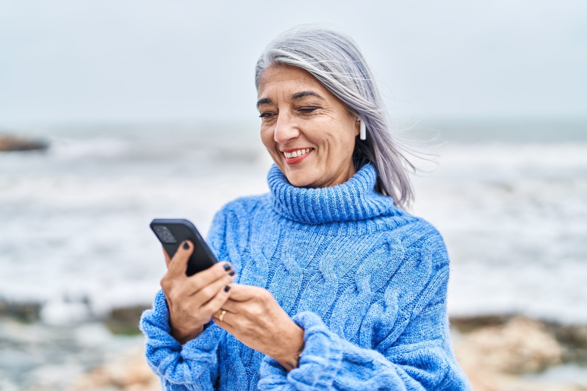 womanbeachphone